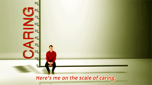 Ein Mann sitzt auf einem Graphen, dessen Y-Achse mit „Caring“ beschriftet ist. Die Bildunterschrift lautet „Here’s me on the scale of scaring. I’m at zero.“